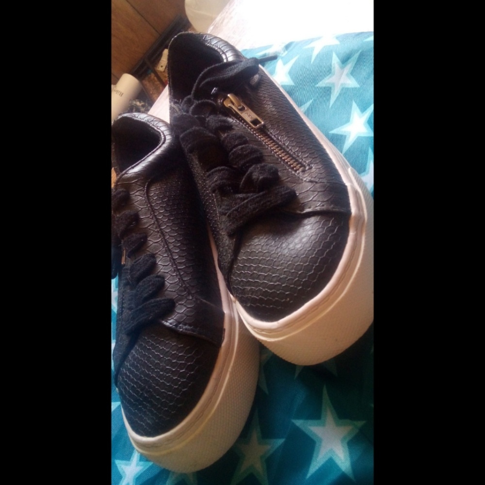 Black shoes, 6M, good condition